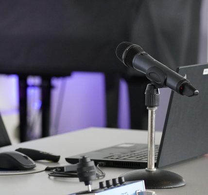 Laptop, conference table, mouse — Secure Your Experience with an Eat and Run Verification Company